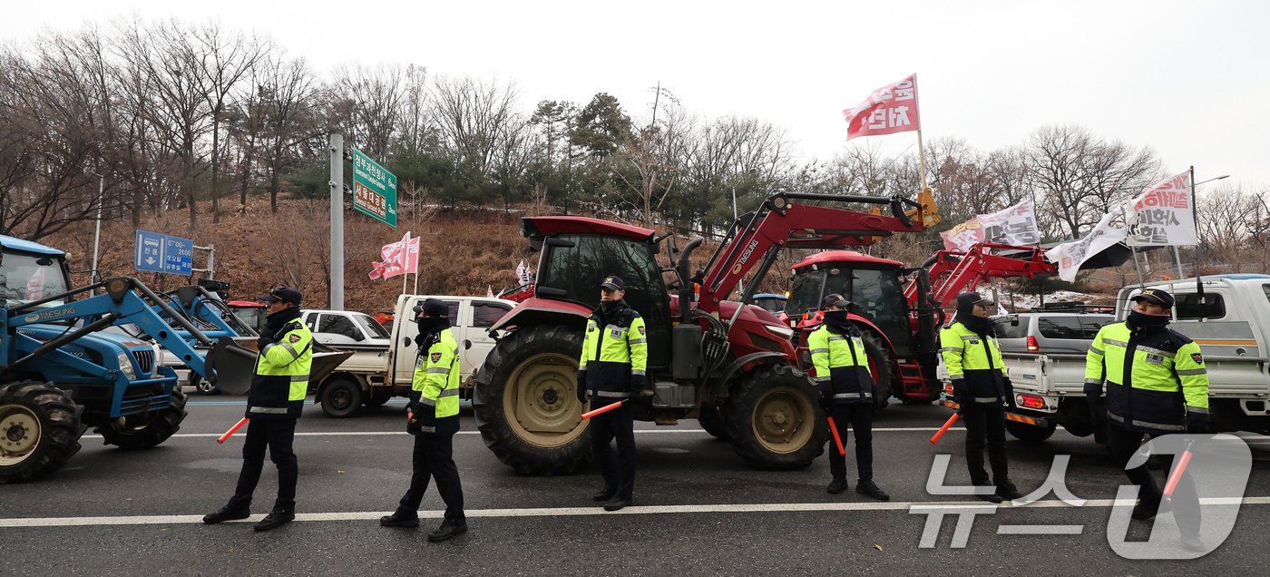 본문 이미지 - 전국농민회총연맹 전봉준 투쟁단 농민들이 21일 윤석열 대통령 구속 등을 촉구하는 집회를 위해 트랙터와 트럭을 몰고 상경하던 중 서울 남태령 고개 인근에서 경찰병력과 대치하고 있다. 2024.12.21/뉴스1 ⓒ News1 이동해 기자