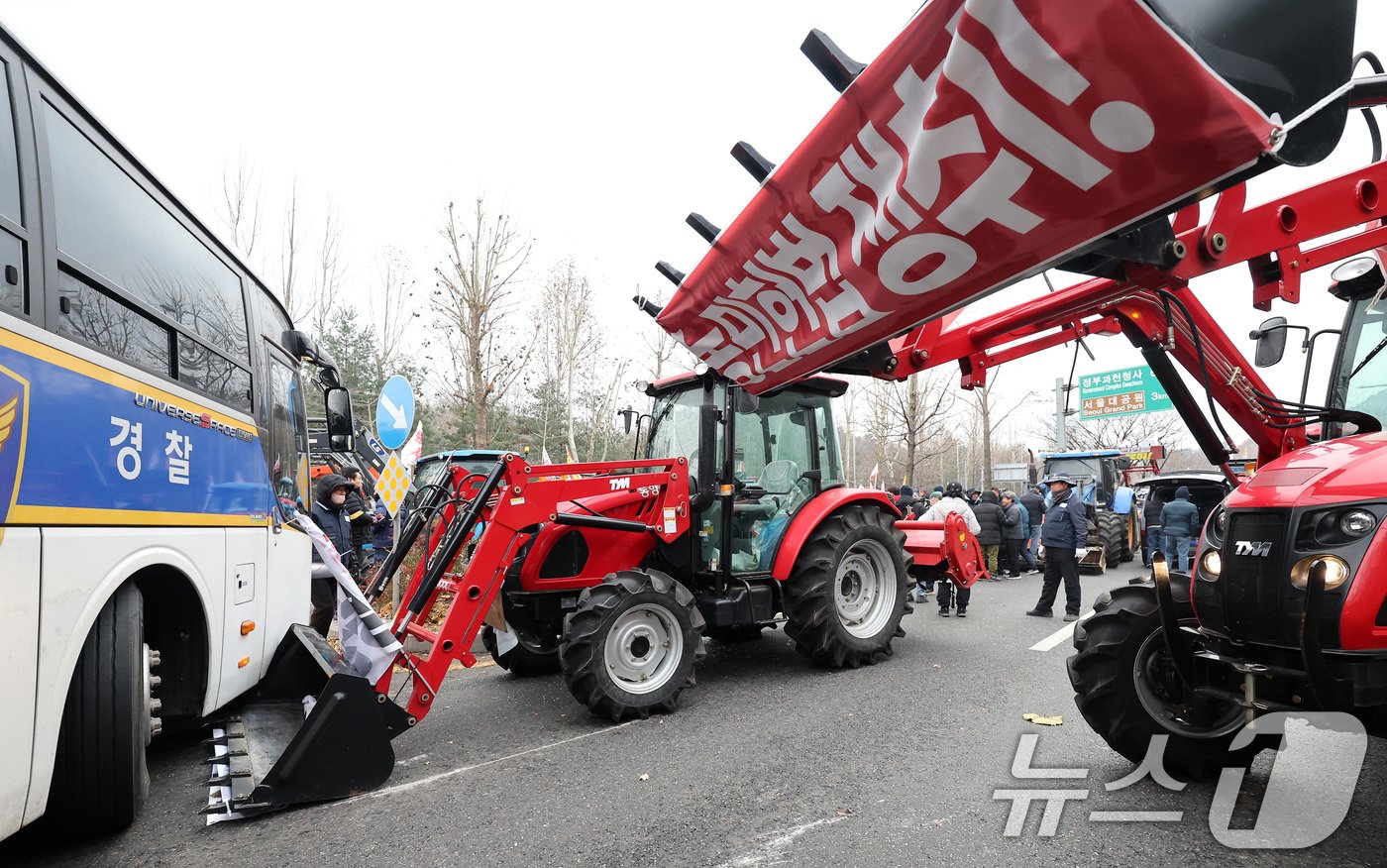 본문 이미지 - 전국농민회총연맹 전봉준 투쟁단 농민들이 21일 윤석열 대통령 구속 등을 촉구하는 집회를 위해 트랙터와 트럭을 몰고 상경하던 중 서울 남태령 고개 인근에서 경찰병력과 대치하고 있다. 2024.12.21/뉴스1 ⓒ News1 이동해 기자