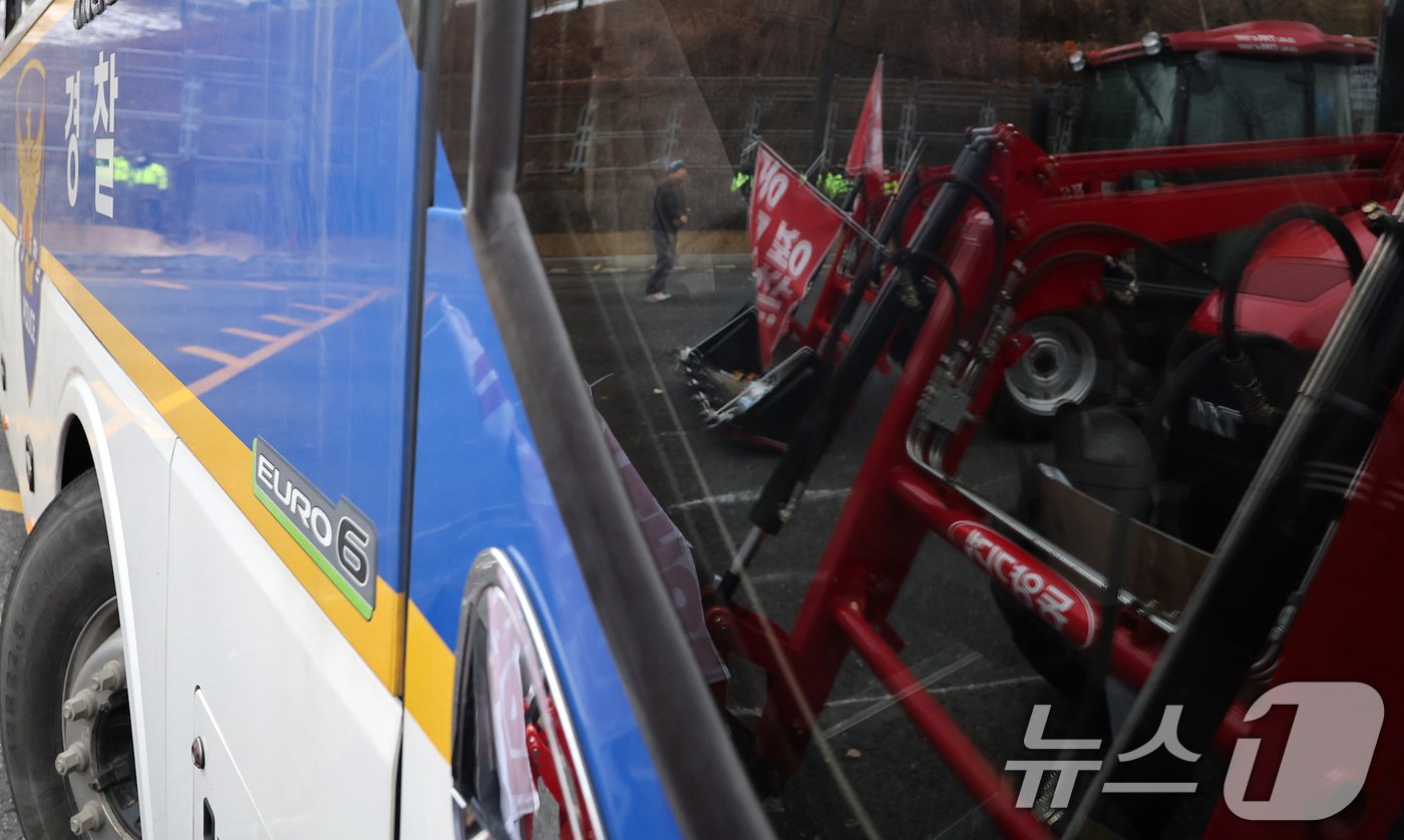 본문 이미지 - 전국농민회총연맹 전봉준 투쟁단 농민들이 21일 윤석열 대통령 구속 등을 촉구하는 집회를 위해 트랙터와 트럭을 몰고 상경하던 중 서울 남태령 고개 인근에서 경찰병력과 대치하고 있다. 2024.12.21/뉴스1 ⓒ News1 이동해 기자