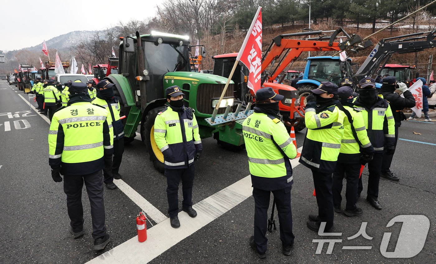 본문 이미지 - 전국농민회총연맹 전봉준 투쟁단 농민들이 21일 윤석열 대통령 구속 등을 촉구하는 집회를 위해 트랙터와 트럭을 몰고 상경하던 중 서울 남태령 고개 인근에서 경찰병력과 대치하고 있다. 2024.12.21/뉴스1 ⓒ News1 이동해 기자