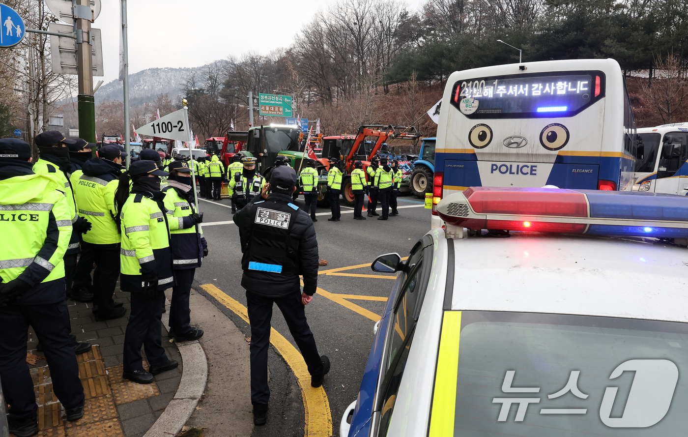 (서울=뉴스1) 이동해 기자 = 전국농민회총연맹 전봉준 투쟁단 농민들이 21일 윤석열 대통령 구속 등을 촉구하는 집회를 위해 트랙터와 트럭을 몰고 상경하던 중 서울 남태령 고개 인 …