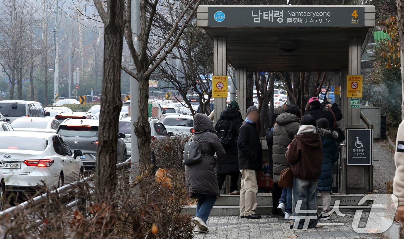 전국농민회총연맹 전봉준 투쟁단 농민들의 상경 트랙터 시위가 이어지고 있는 21일 서울 서초구 남태령 고개 8차선 구간이 경찰병력에 의해 통제되자 시민들이 택시에서 내려 지하철을 이용하고 있다. 2024.12.21/뉴스1 ⓒ News1 이동해 기자