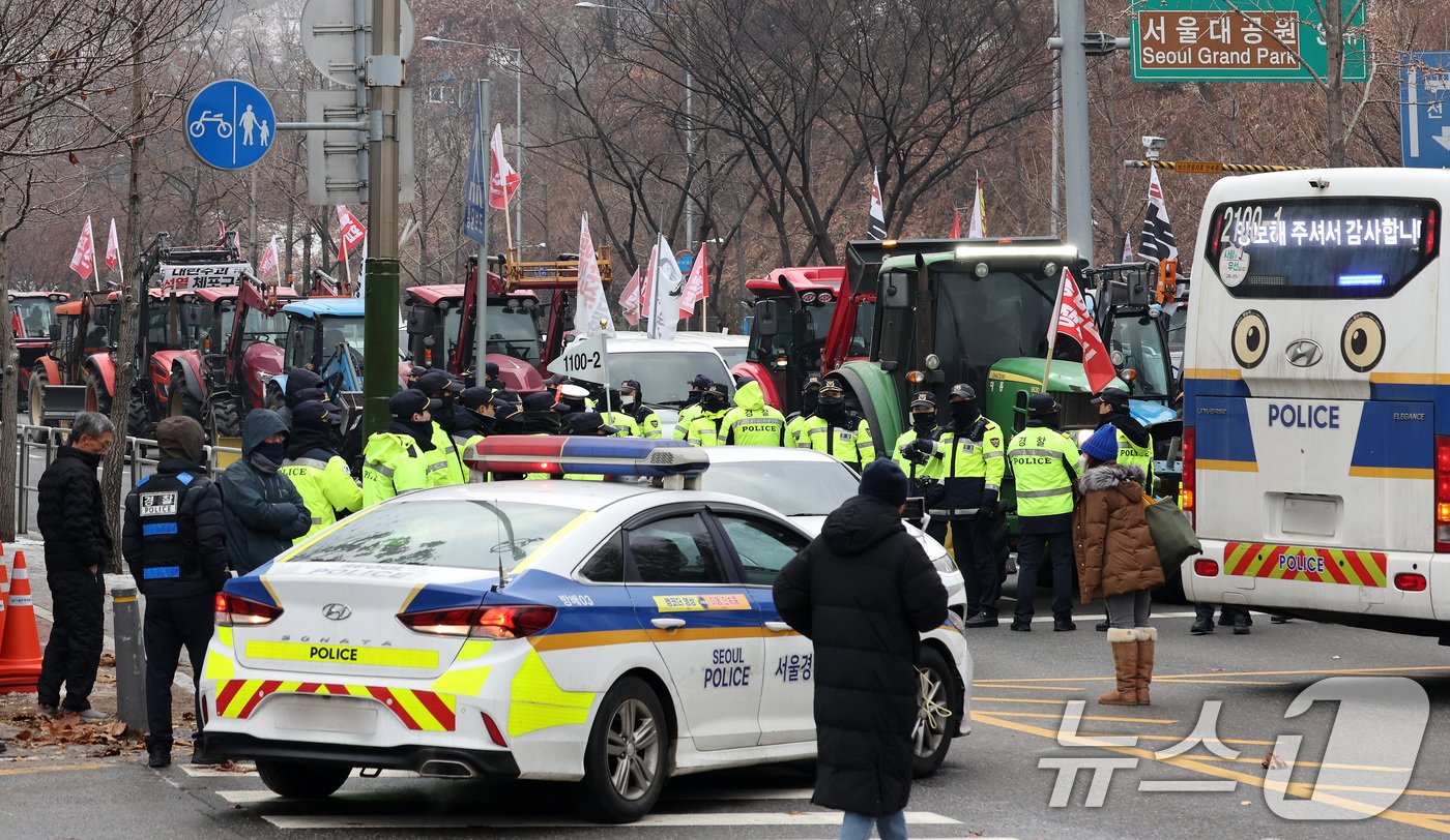 본문 이미지 - 전국농민회총연맹 전봉준 투쟁단 농민들이 21일 윤석열 대통령 구속 등을 촉구하는 집회를 위해 트랙터와 트럭을 몰고 상경하던 중 서울 남태령 고개 인근에서 경찰병력과 대치하고 있다. 2024.12.21/뉴스1 ⓒ News1 이동해 기자