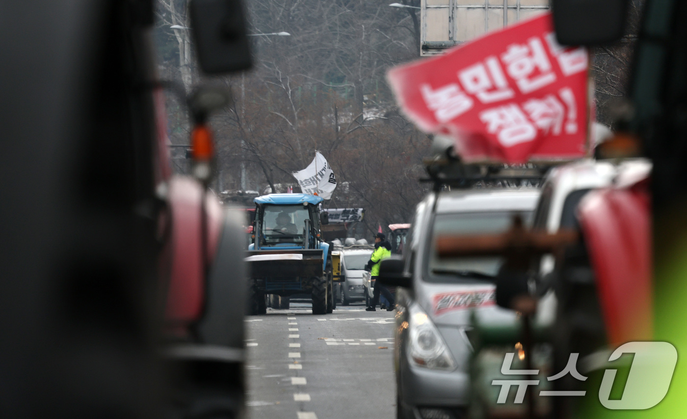 (서울=뉴스1) 이동해 기자 = 전국농민회총연맹 전봉준 투쟁단 농민들이 21일 윤석열 대통령 구속 등을 촉구하는 집회를 위해 트랙터와 트럭을 몰고 상경하던 중 서울 남태령 고개 인 …