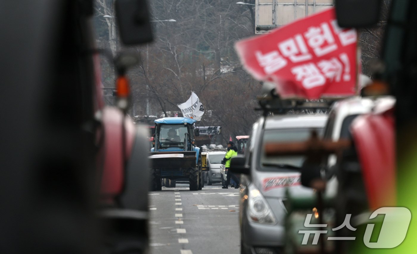 전국농민회총연맹 전봉준 투쟁단 농민들이 21일 윤석열 대통령 구속 등을 촉구하는 집회를 위해 트랙터와 트럭을 몰고 상경하던 중 서울 남태령 고개 인근에서 경찰병력과 대치하고 있다. 2024.12.21/뉴스1 ⓒ News1 이동해 기자