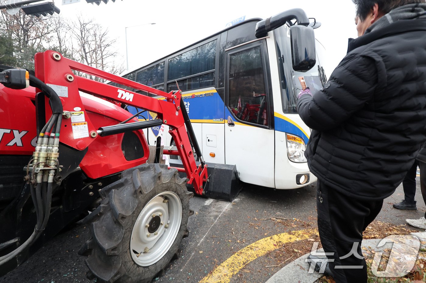 본문 이미지 - 전국농민회총연맹 전봉준 투쟁단 농민들이 21일 윤석열 대통령 구속 등을 촉구하는 집회를 위해 트랙터와 트럭을 몰고 상경하던 중 서울 남태령 고개 인근에서 경찰병력과 대치하고 있다. 2024.12.21/뉴스1 ⓒ News1 이동해 기자