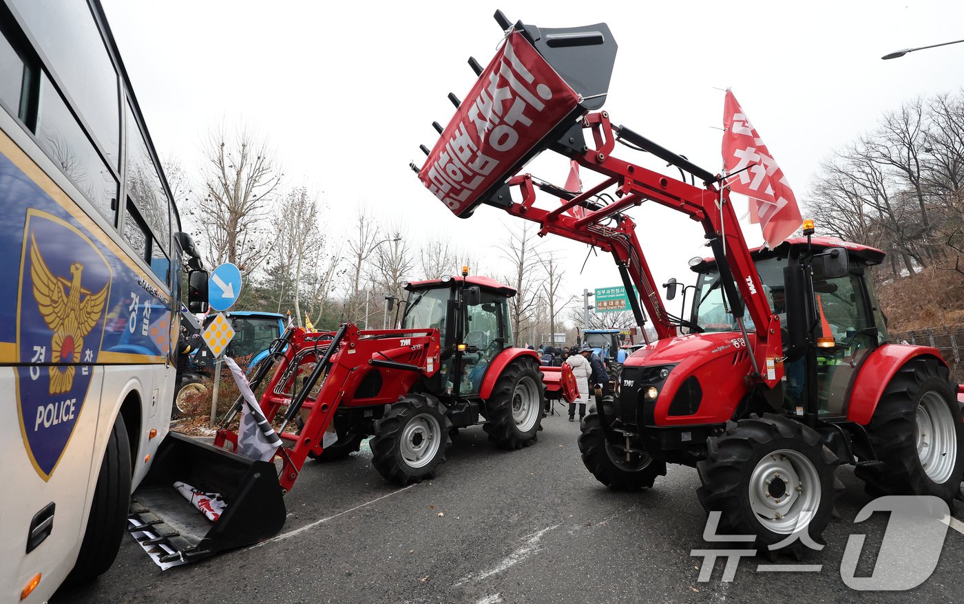 본문 이미지 - 전국농민회총연맹 전봉준 투쟁단 농민들이 21일 윤석열 대통령 구속 등을 촉구하는 집회를 위해 트랙터와 트럭을 몰고 상경하던 중 서울 남태령 고개 인근에서 경찰병력과 대치하고 있다. 2024.12.21/뉴스1 ⓒ News1 이동해 기자