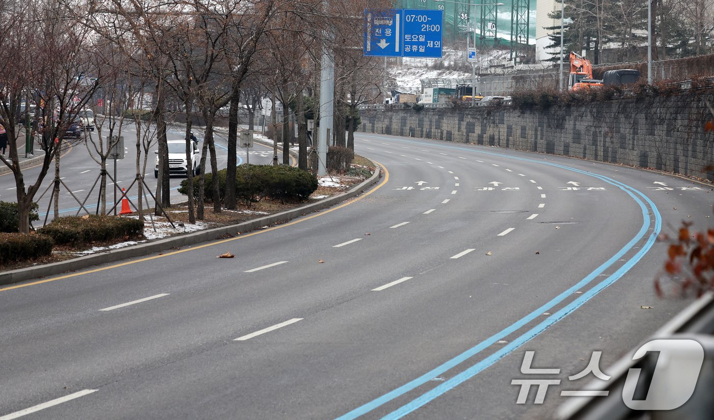 전국농민회총연맹 전봉준 투쟁단 농민들의 상경 트랙터 시위가 이어지고 있는 21일 서울 서초구 남태령 고개 8차선 구간이 경찰병력에 의해 통제되고 있다. 2024.12.21/뉴스1 ⓒ News1 이동해 기자