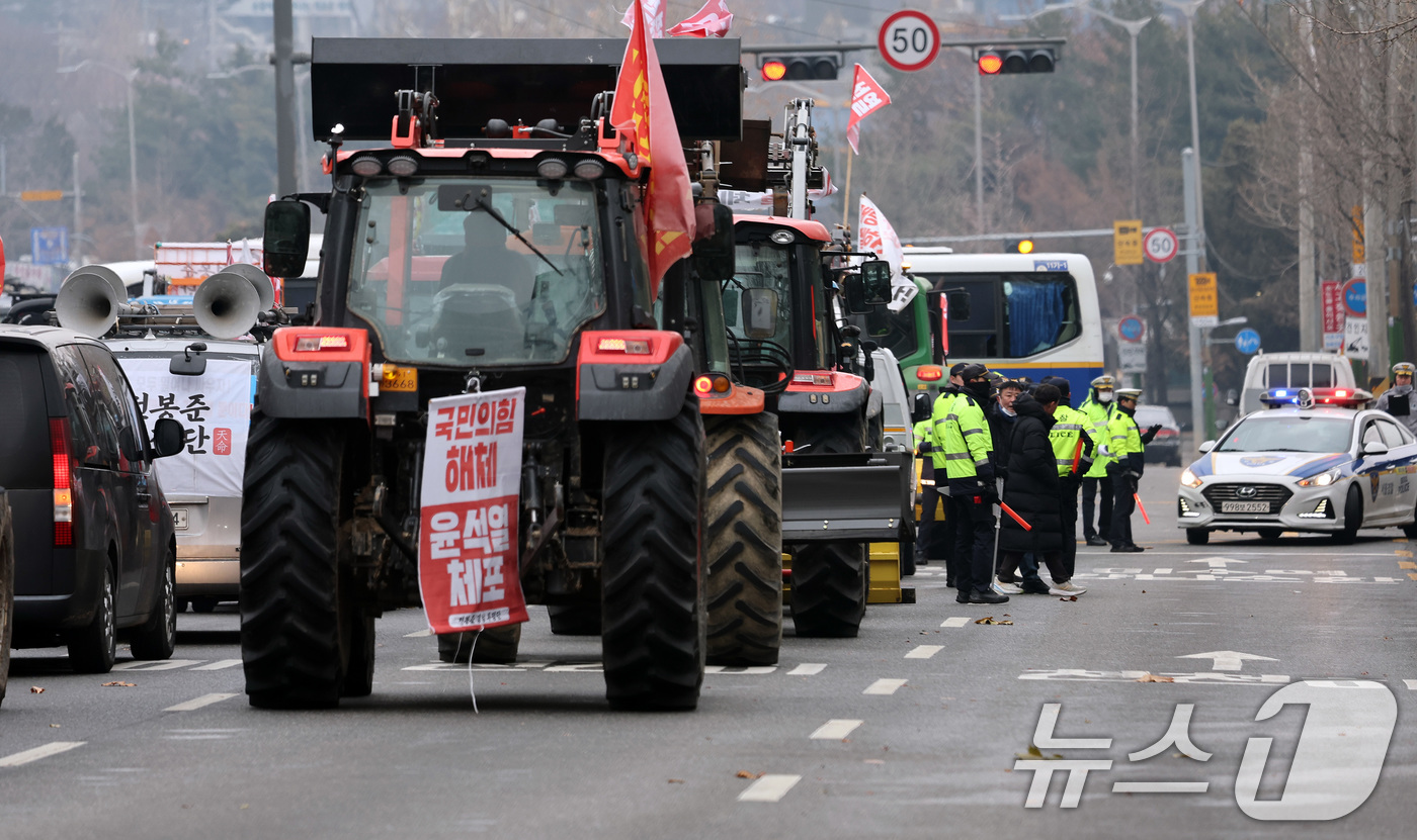 (서울=뉴스1) 이동해 기자 = 전국농민회총연맹 전봉준 투쟁단 농민들이 21일 윤석열 대통령 구속 등을 촉구하는 집회를 위해 트랙터와 트럭을 몰고 상경하던 중 서울 남태령 고개 인 …
