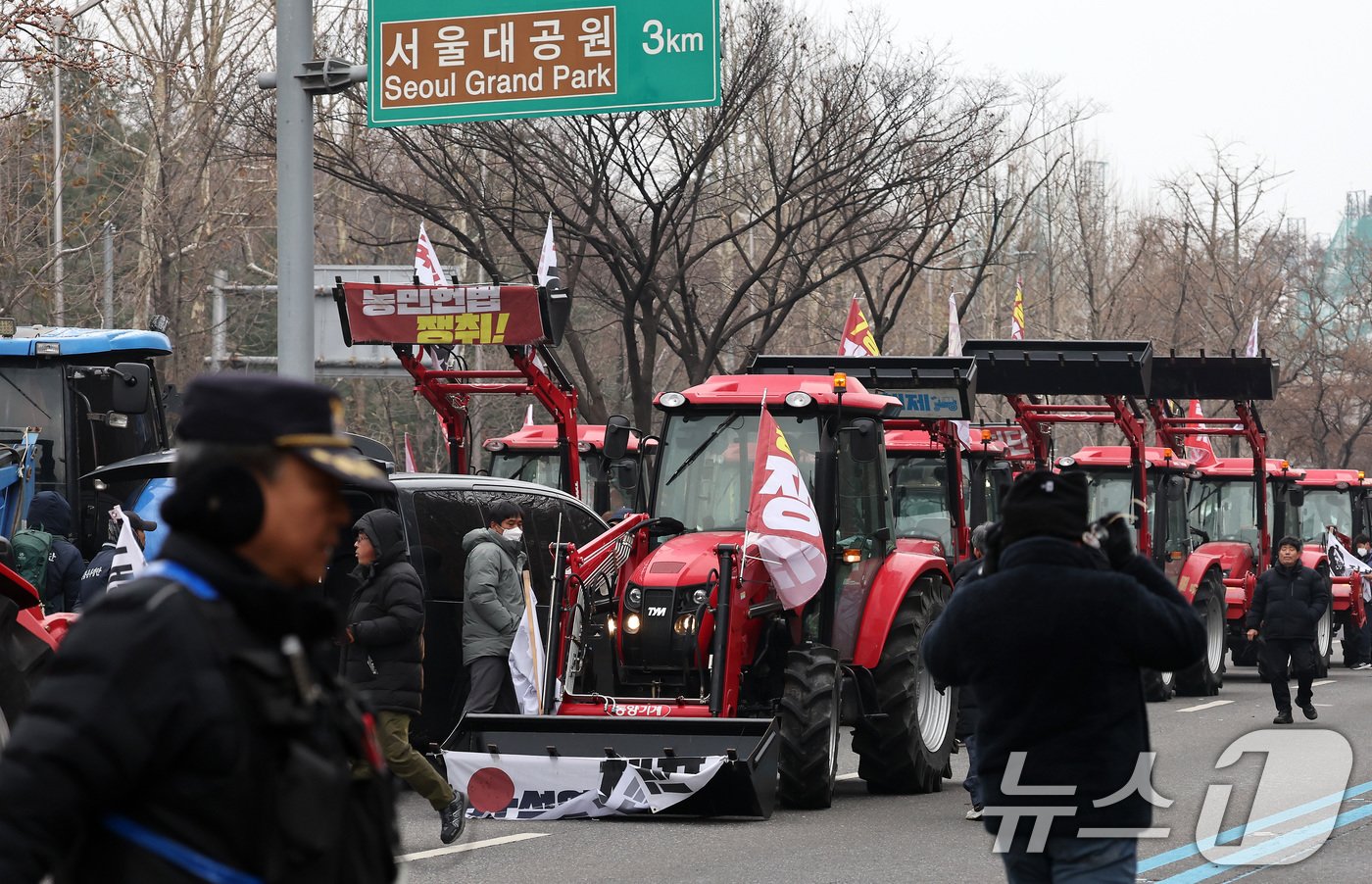 전국농민회총연맹 전봉준 투쟁단 농민들이 21일 윤석열 대통령 구속 등을 촉구하는 집회를 위해 트랙터와 트럭을 몰고 상경하던 중 서울 남태령 고개 인근에서 경찰병력과 대치하고 있다. 2024.12.21/뉴스1 ⓒ News1 이동해 기자