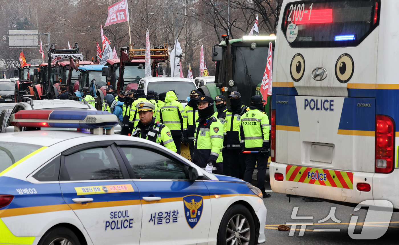 (서울=뉴스1) 이동해 기자 = 전국농민회총연맹 전봉준 투쟁단 농민들이 21일 윤석열 대통령 구속 등을 촉구하는 집회를 위해 트랙터와 트럭을 몰고 상경하던 중 서울 남태령 고개 인 …