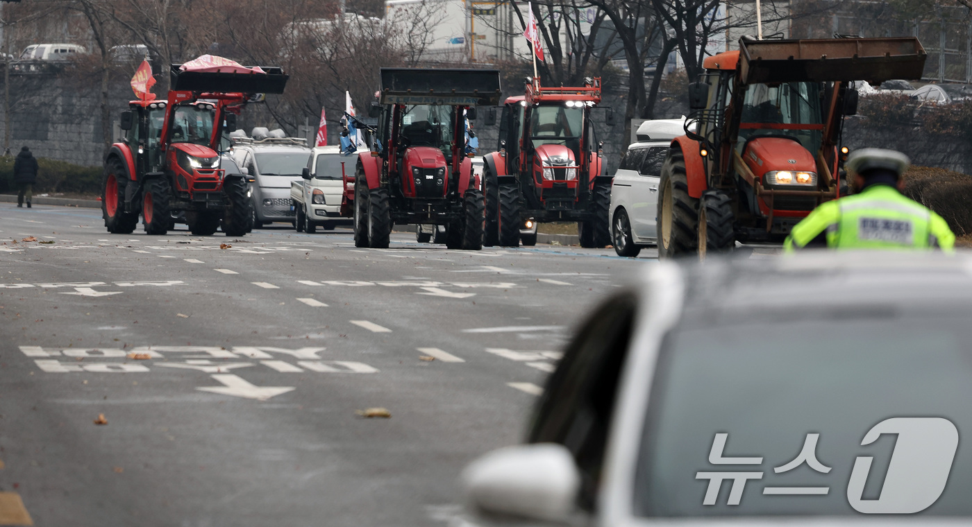 (서울=뉴스1) 이동해 기자 = 전국농민회총연맹 전봉준 투쟁단 농민들이 21일 윤석열 대통령 구속 등을 촉구하는 집회를 위해 트랙터와 트럭을 몰고 상경하고 있다. 2024.12.2 …