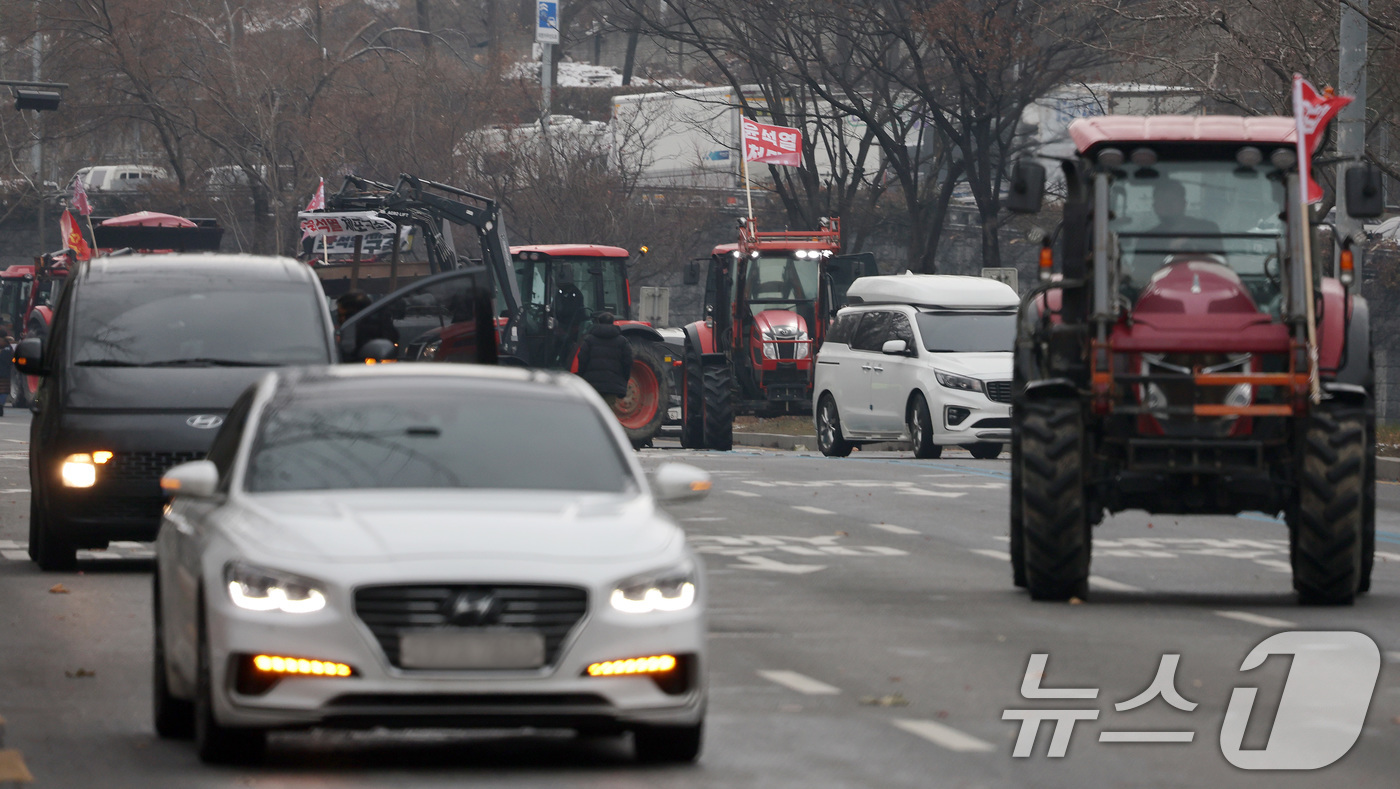 (서울=뉴스1) 이동해 기자 = 전국농민회총연맹 전봉준 투쟁단 농민들이 21일 윤석열 대통령 구속 등을 촉구하는 집회를 위해 트랙터와 트럭을 몰고 상경하고 있다. 2024.12.2 …