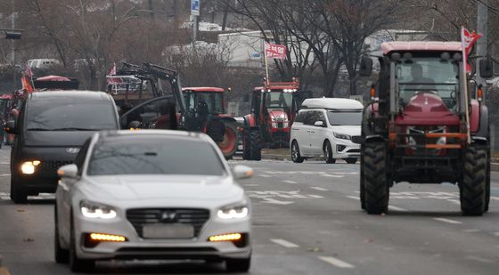 트랙터 몰고 상경 시위 나선 농민들