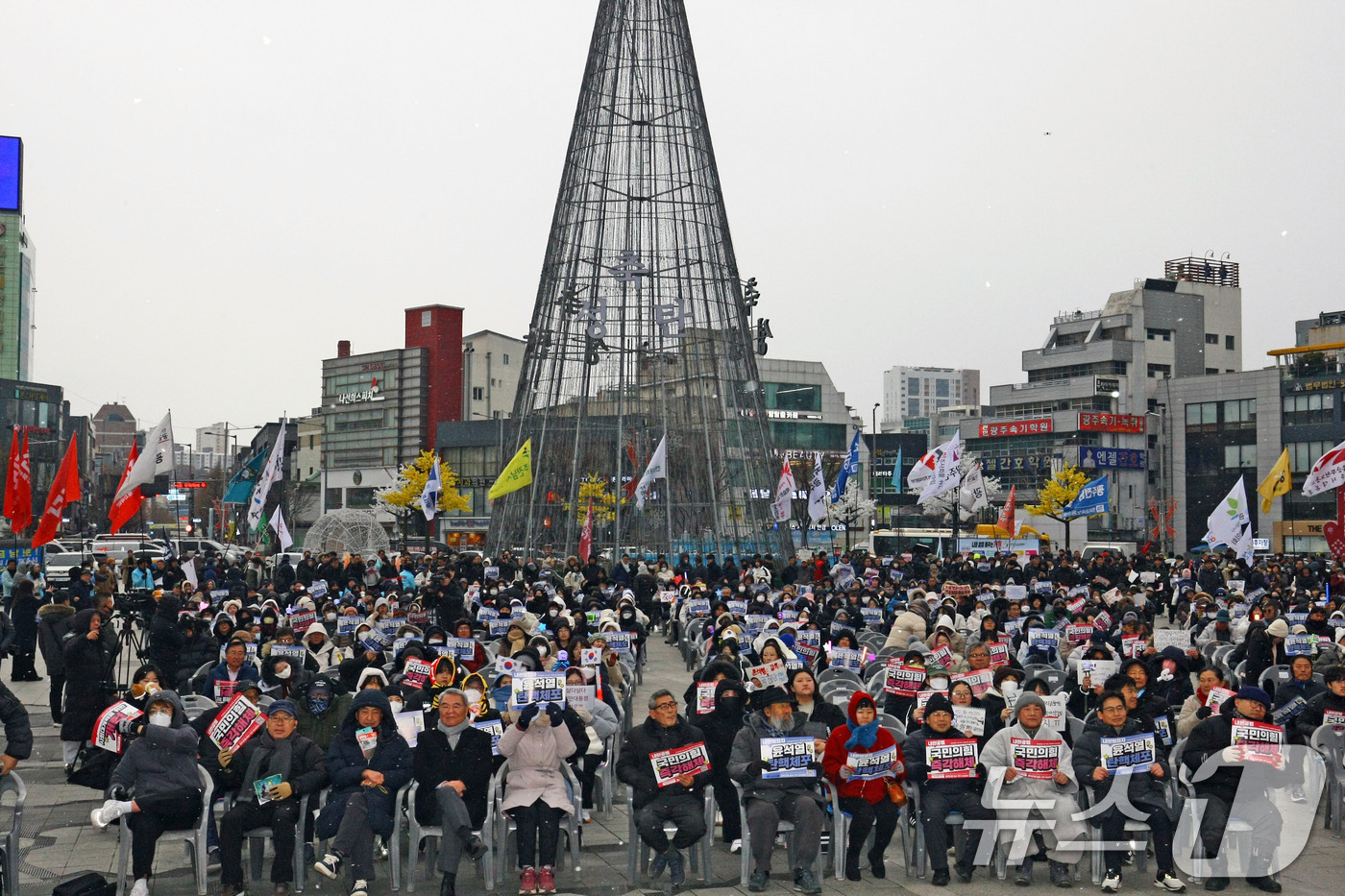 (광주=뉴스1) 박지현 기자 = 국회 탄핵소추안 가결 후 첫 주말인 21일 오후 광주 동구 5·18민주광장에서 1천여 명의 참가자들이 윤 대통령의 조속한 파면을 촉구하는 시위를 하 …