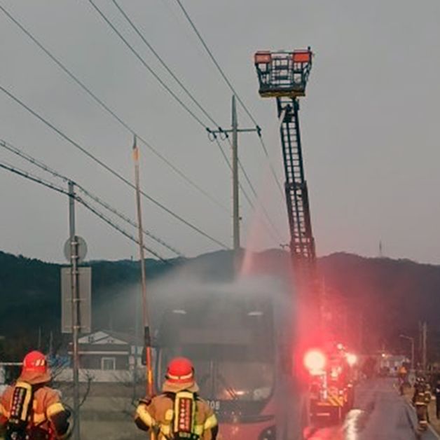 포항 전기시내버스 배터리에서 불…소방당국 열 폭주 차단에 집중