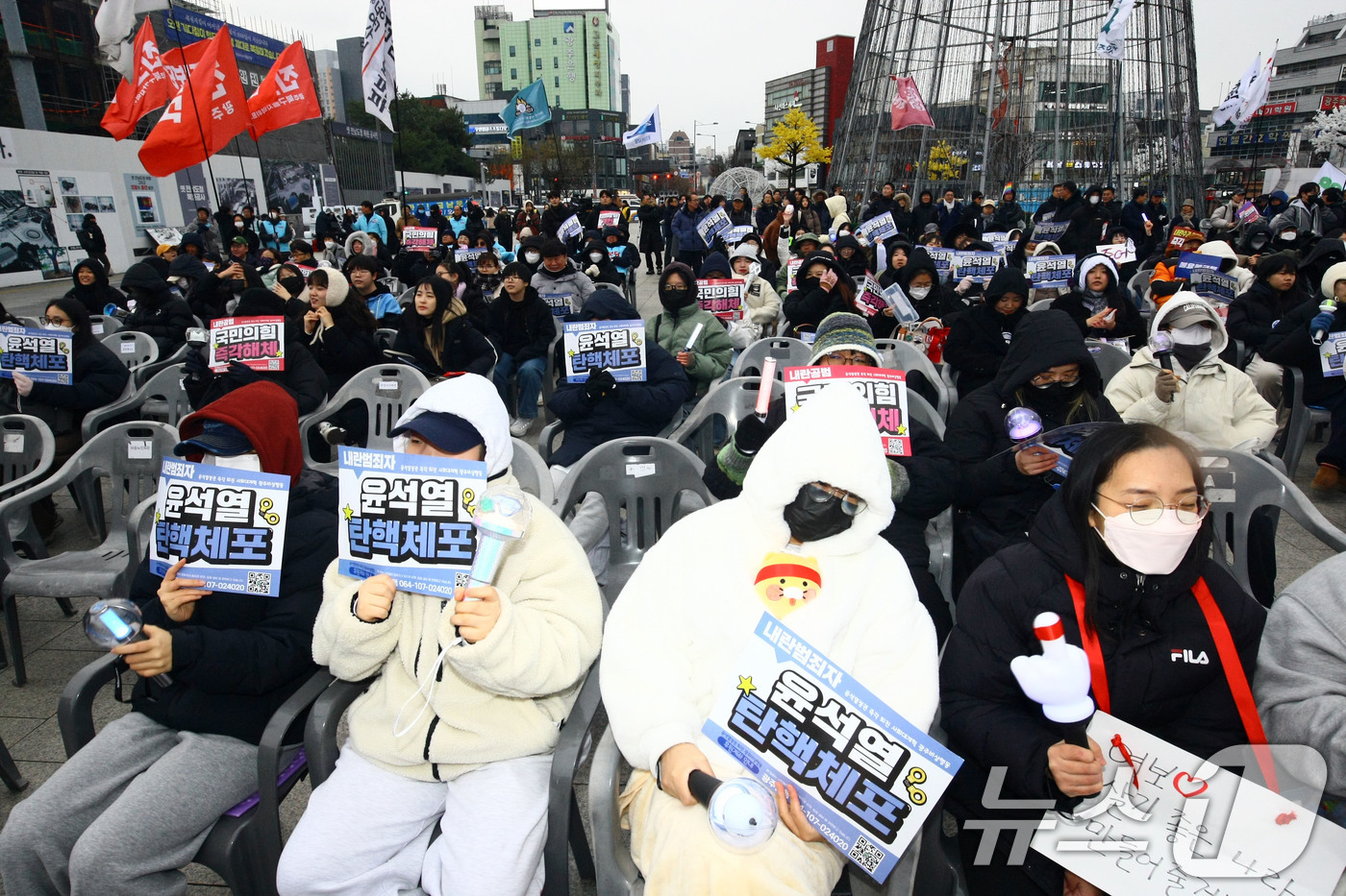 (광주=뉴스1) 박지현 기자 = 국회 탄핵소추안 가결 후 첫 주말인 21일 오후 광주 동구 5·18민주광장에서 참가자들이 윤 대통령의 조속한 파면을 촉구하는 시위를 하고 있다. 2 …