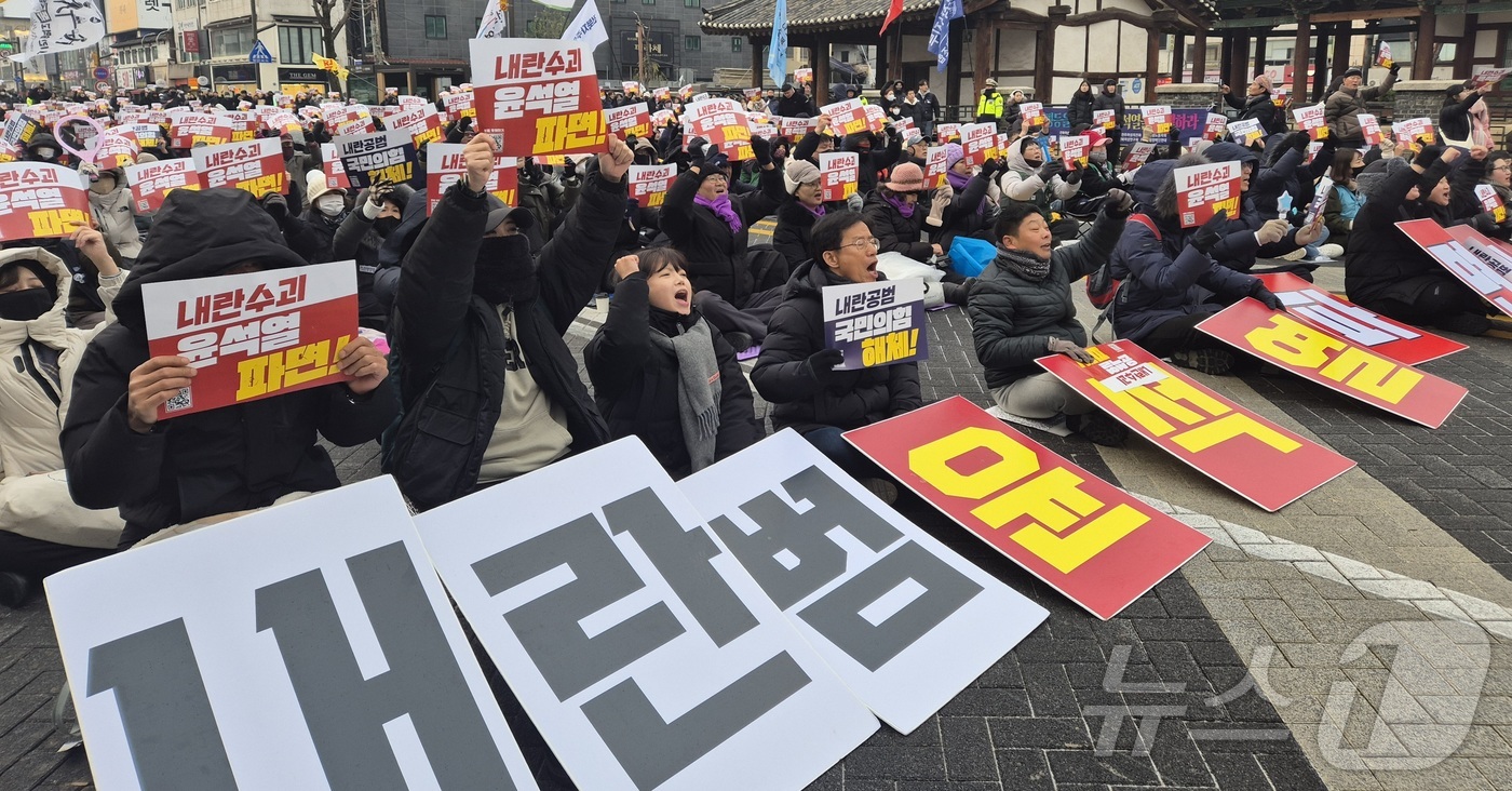 (전주=뉴스1) 유경석 기자 = 21일 전북자치도 전주시 객사 앞에서 열린 윤석열 탄핵 촉구 전북도민대회 참가자들이 탄핵을 촉구하며 구호를 외치고 있다. 2024.12.21/뉴스1 …