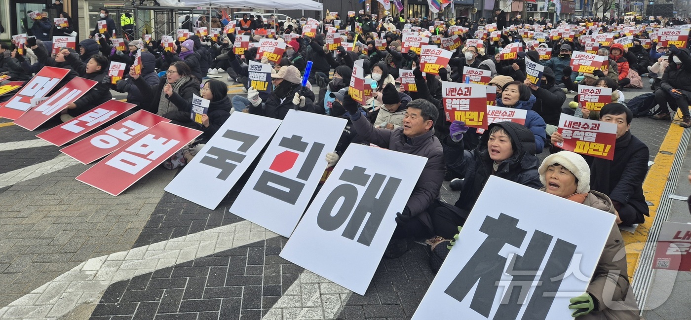 (전주=뉴스1) 유경석 기자 = 21일 전북자치도 전주시 객사 앞에서 열린 윤석열 탄핵 촉구 전북도민대회 참가자들이 탄핵을 촉구하며 구호를 외치고 있다. 2024.12.21/뉴스1 …