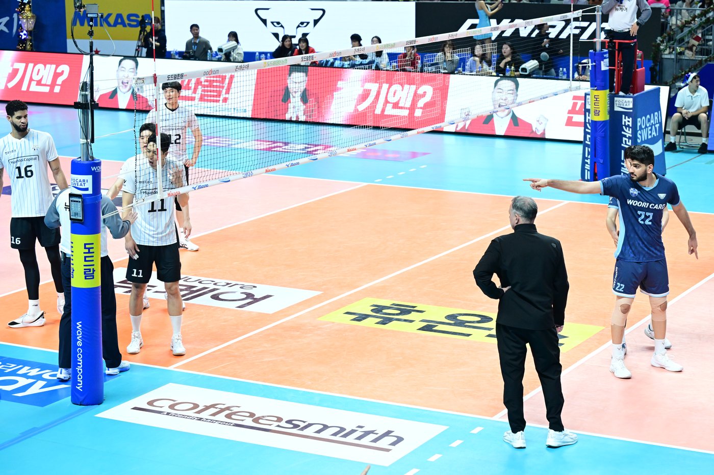 본문 이미지 - 신경전을 벌인 레오와 알리(오른쪽) (한국배구연맹 제공)