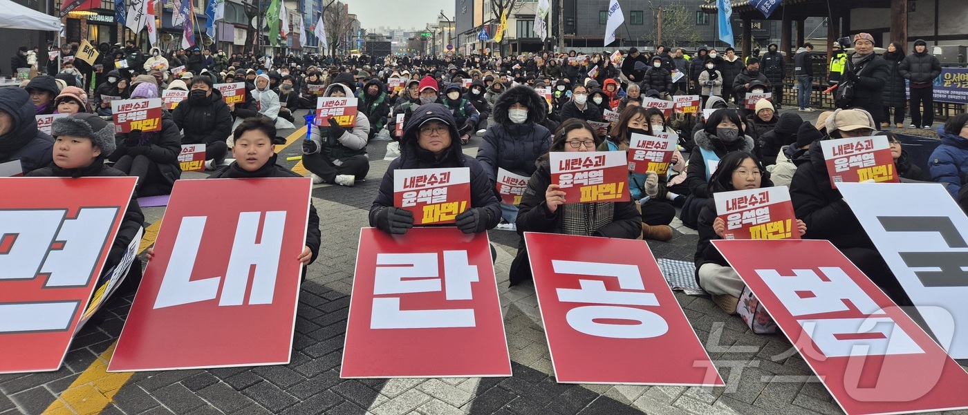 (전주=뉴스1) 유경석 기자 = 21일 전북자치도 전주시 객사 앞에서 열린 윤석열 탄핵 촉구 전북도민대회 참가자들이 탄핵을 촉구하며 구호를 외치고 있다. 2024.12.21/뉴스1 …