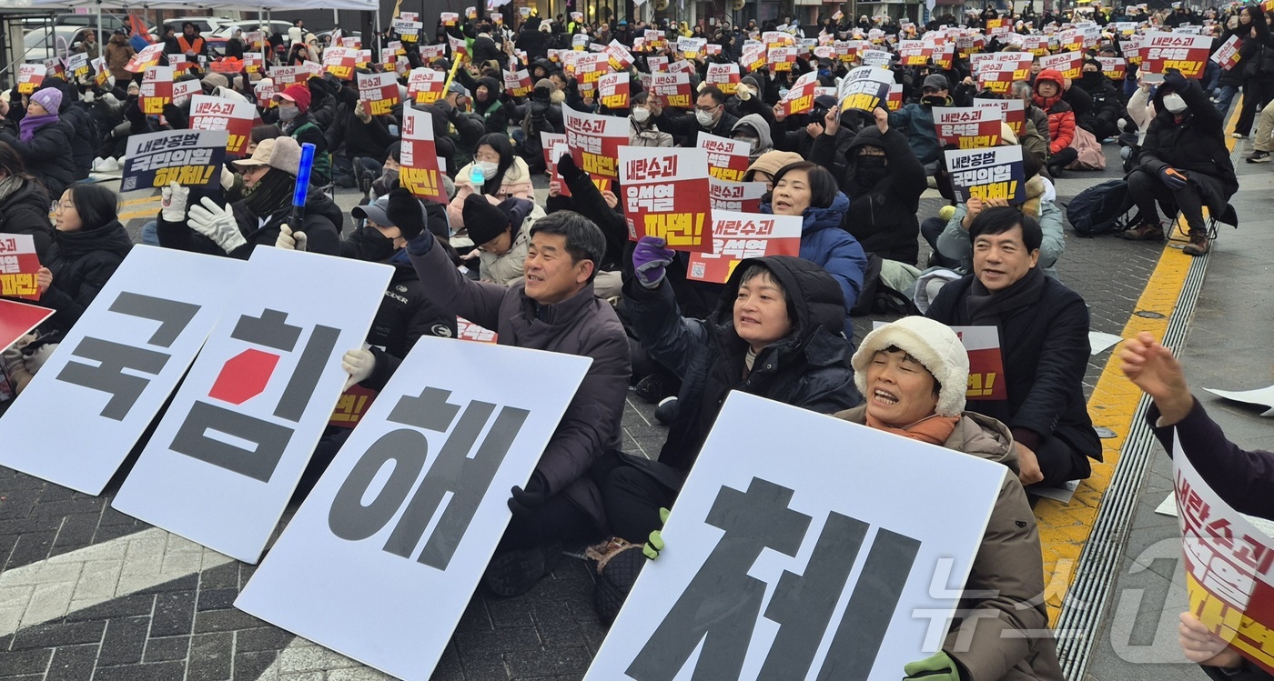 (전주=뉴스1) 유경석 기자 = 21일 전북자치도 전주시 객사 앞에서 열린 윤석열 탄핵 촉구 전북도민대회 참가자들이 탄핵을 촉구하며 구호를 외치고 있다. 2024.12.21/뉴스1 …