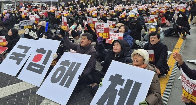 尹 탄핵 촉구하는 시민들