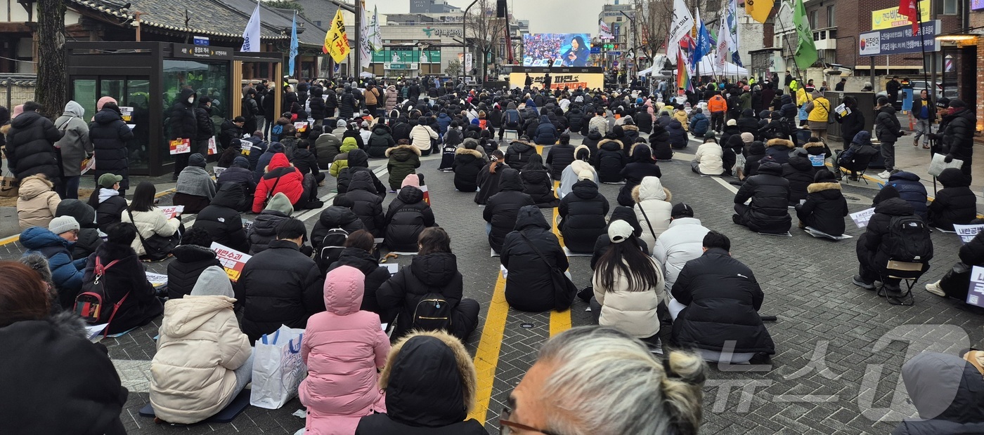 (전주=뉴스1) 유경석 기자 = 21일 전북자치도 전주시 객사 앞에서 열린 윤석열 탄핵 촉구 전북도민대회 참가자들이 탄핵을 촉구하며 구호를 외치고 있다. 2024.12.21/뉴스1 …