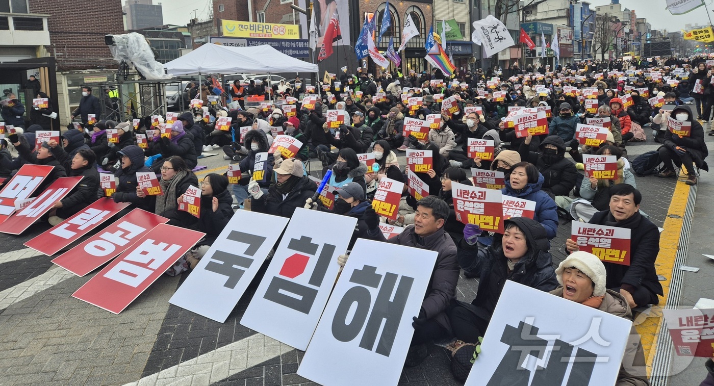 (전주=뉴스1) 유경석 기자 = 21일 전북자치도 전주시 객사 앞에서 열린 윤석열 탄핵 촉구 전북도민대회 참가자들이 탄핵을 촉구하며 구호를 외치고 있다. 2024.12.21/뉴스1 …