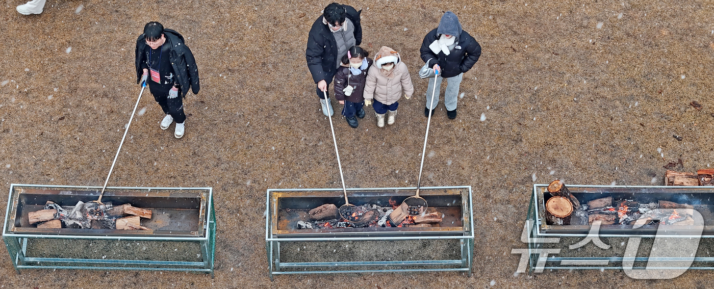 (임실=뉴스1) 유경석 기자 = 2024 임실산타축제가 열린 21일 전북자치도 임실군 임실치즈테마파크에서 관광객들이 체험을 하며 즐거운 시간을 보내고 있다. 산타축제는 21일부터 …