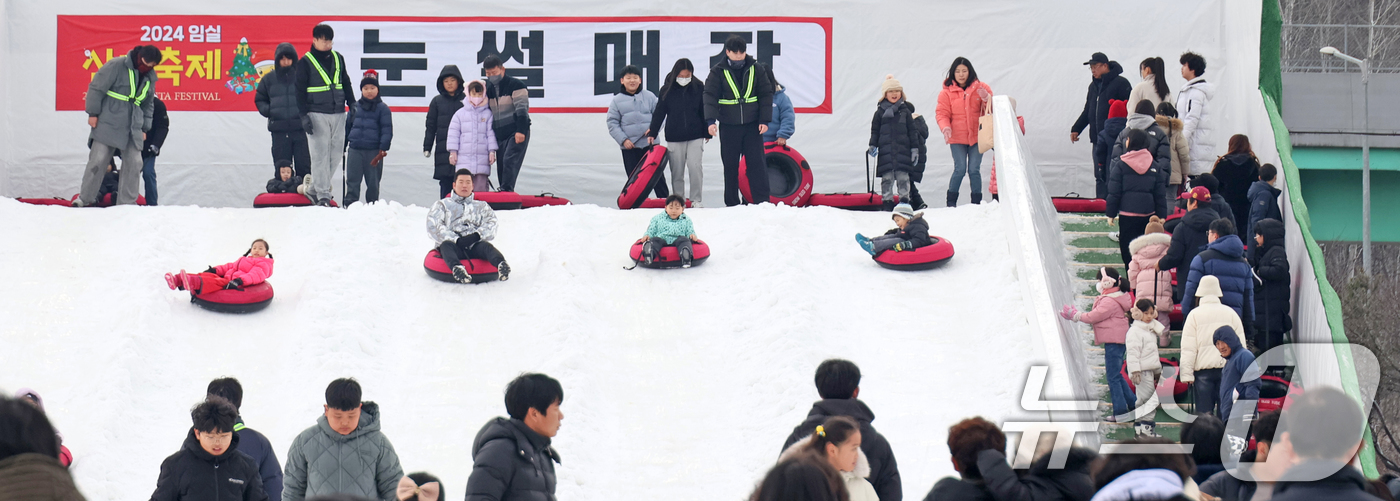 (임실=뉴스1) 유경석 기자 = 2024 임실산타축제가 열린 21일 전북자치도 임실군 임실치즈테마파크에서 관광객들이 체험을 하며 즐거운 시간을 보내고 있다. 산타축제는 21일부터 …