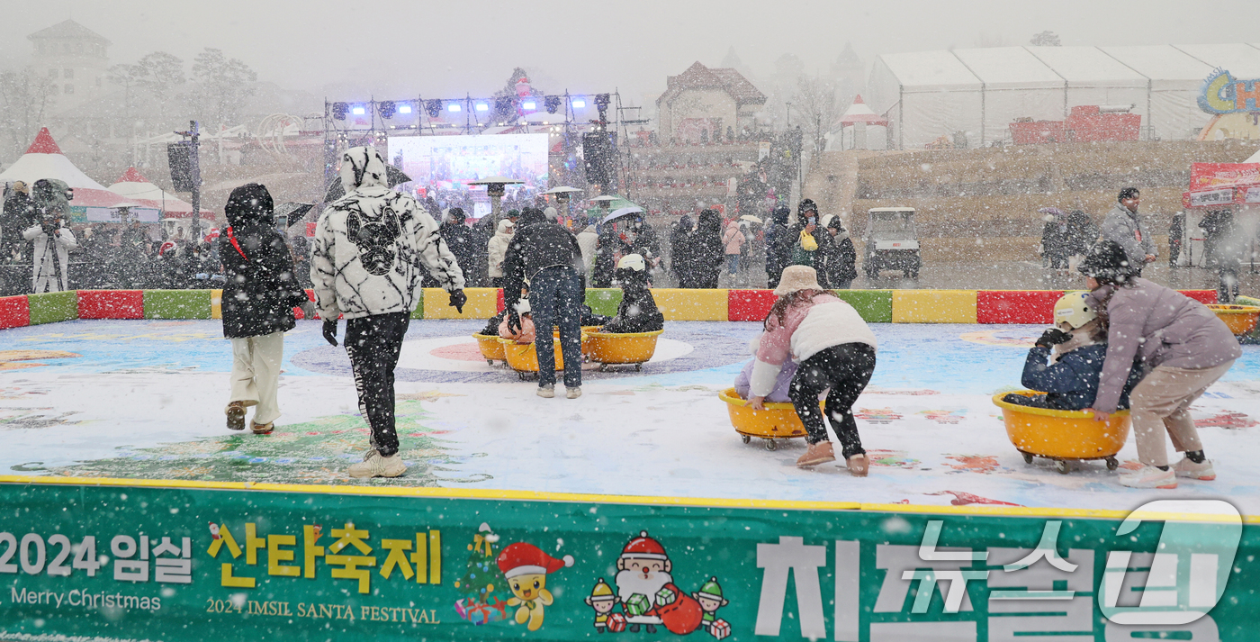 (임실=뉴스1) 유경석 기자 = 2024 임실산타축제가 열린 21일 전북자치도 임실군 임실치즈테마파크에서 관광객들이 치즈컬링 체험을 하고 있다. 산타축제는 21일부터 25일까지 5 …