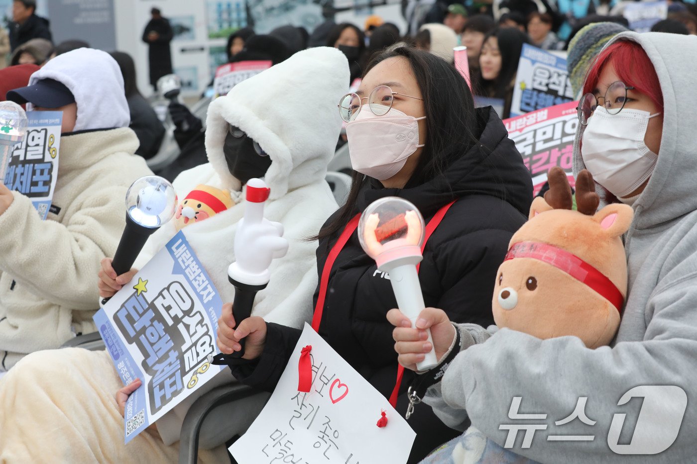 본문 이미지 - 국회 탄핵소추안 가결 후 첫 주말인 21일 오후 광주 동구 5·18민주광장에서 참가자들이 윤 대통령의 조속한 파면을 촉구하는 시위를 하고 있다. 2024.12.21/뉴스1 ⓒ News1 박지현 기자