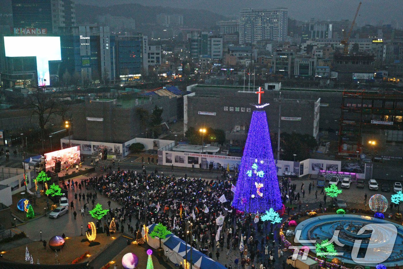 (광주=뉴스1) 박지현 기자 = 국회 탄핵소추안 가결 후 첫 주말인 21일 오후 광주 동구 5·18민주광장에서 1천여 명의 참가자들이 윤 대통령의 조속한 파면을 촉구하는 시위를 하 …