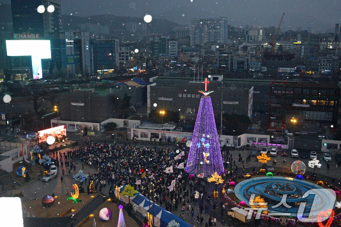 (광주=뉴스1) 박지현 기자 = 국회 탄핵소추안 가결 후 첫 주말인 21일 오후 광주 동구 5·18민주광장에서 참가자들이 윤 대통령의 조속한 파면을 촉구하는 시위를 하고 있다. 2 …