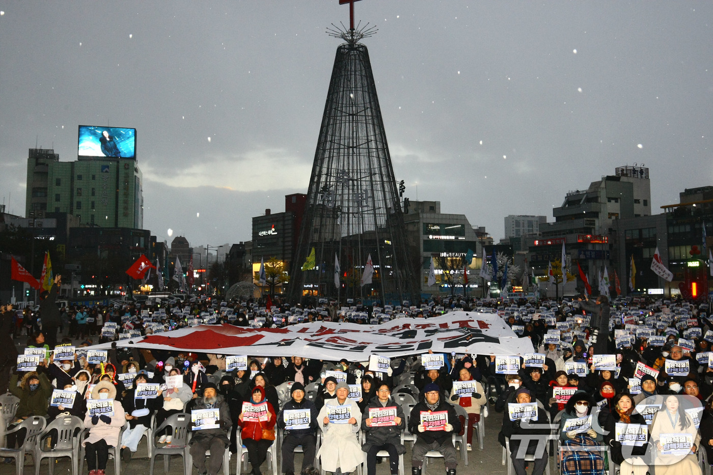 (광주=뉴스1) 박지현 기자 = 국회 탄핵소추안 가결 후 첫 주말인 21일 오후 광주 동구 5·18민주광장에서 참가자들이 윤 대통령의 조속한 파면과 국힘 해체를 촉구하는 시위를 하 …