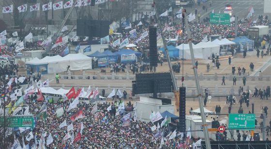 '석열즉각퇴진' 외치며 행진하는 시민들