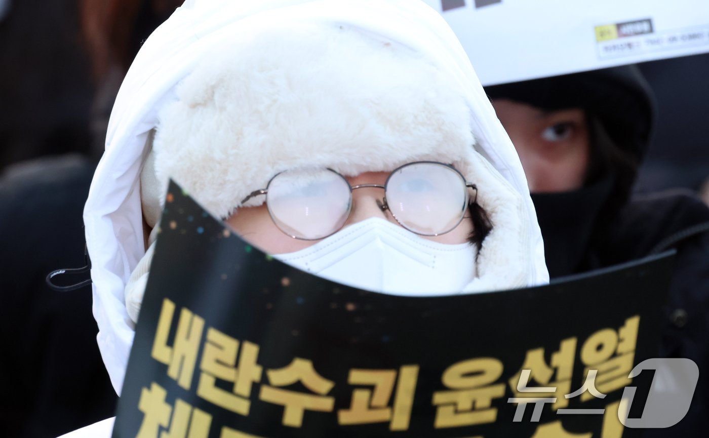 본문 이미지 - 21일 서울 광화문 동십자각에서 열린 윤석열즉각퇴진·사회대개혁 비상행동 범국민촛불대행진에서 시민들이 구호를 외치고 있다. 202412.21/뉴스1 ⓒ News1 김명섭 기자