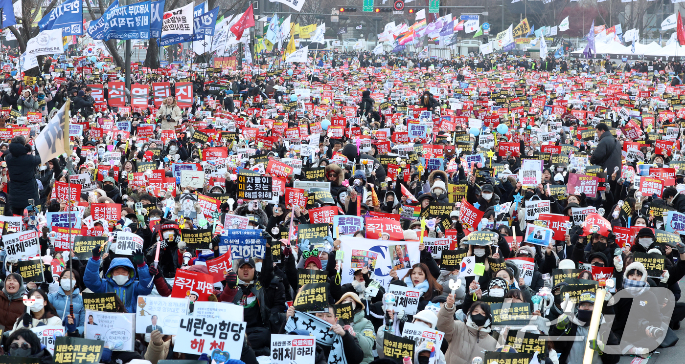 (서울=뉴스1) 김명섭 기자 = 21일 서울 광화문 동십자각에서 열린 윤석열즉각퇴진·사회대개혁 비상행동 범국민촛불대행진에서 시민들이 구호를 외치고 있다. 202412.21/뉴스1