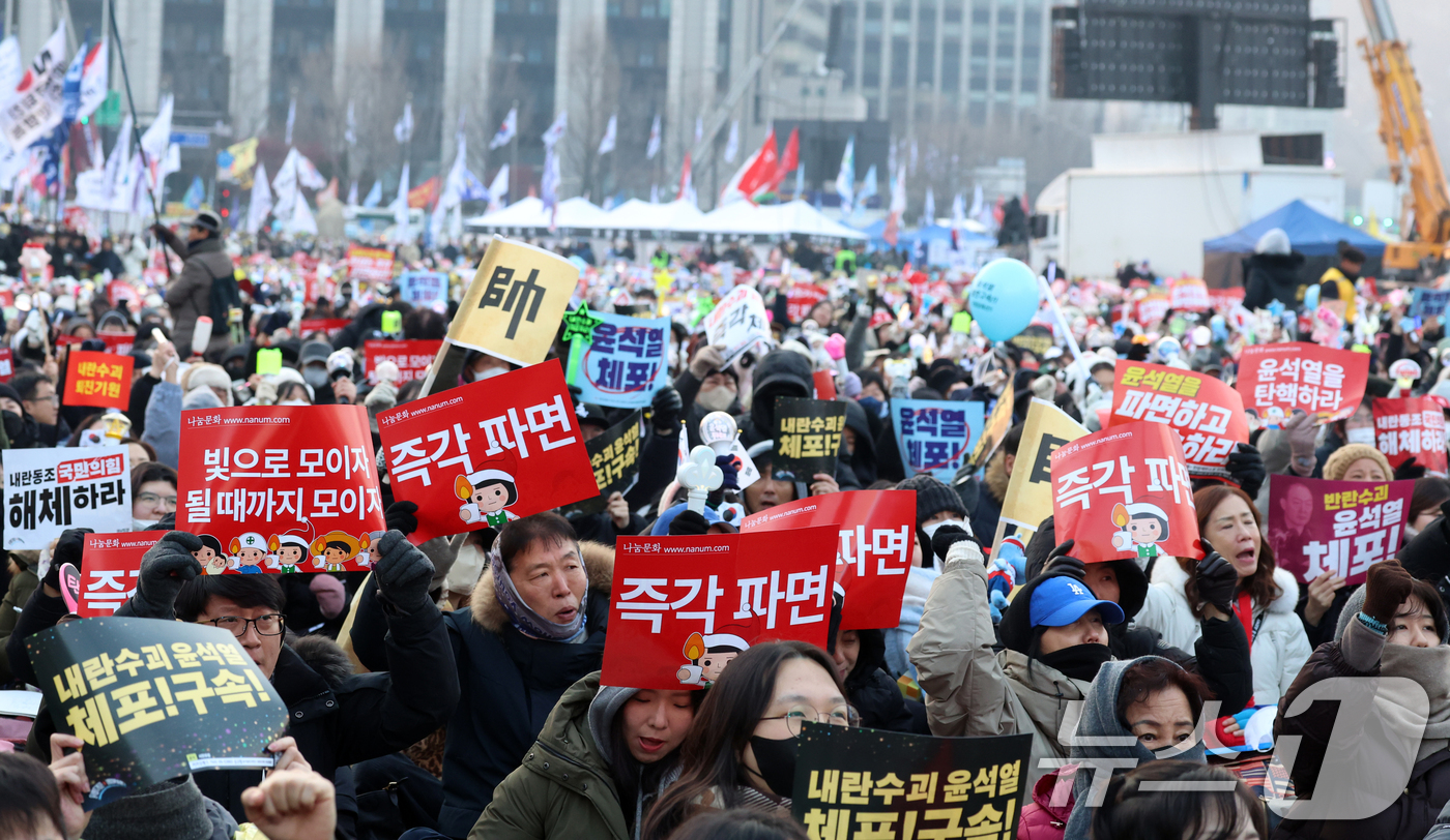 (서울=뉴스1) 김명섭 기자 = 21일 서울 광화문 동십자각에서 열린 윤석열즉각퇴진·사회대개혁 비상행동 범국민촛불대행진에서 시민들이 구호를 외치고 있다. 202412.21/뉴스1