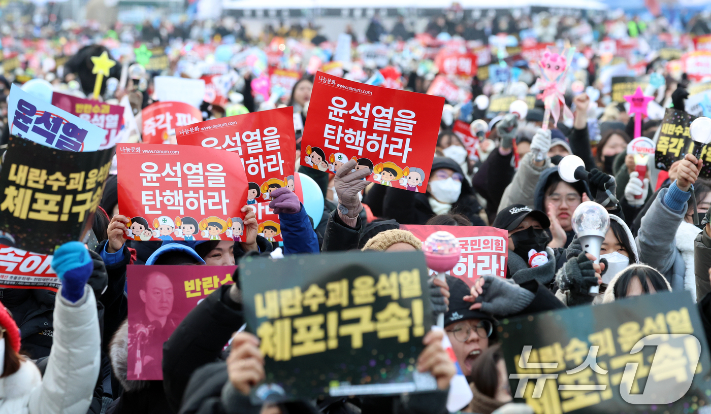 (서울=뉴스1) 김명섭 기자 = 21일 서울 광화문 동십자각에서 열린 윤석열즉각퇴진·사회대개혁 비상행동 범국민촛불대행진에서 시민들이 구호를 외치고 있다. 202412.21/뉴스1