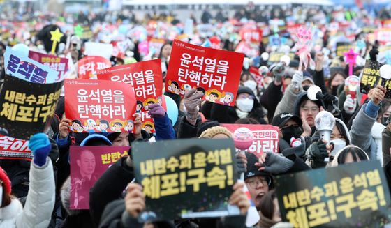 헌재 앞에서 갈라진 시민들…"당장 파면·구속" vs "합법 계엄"