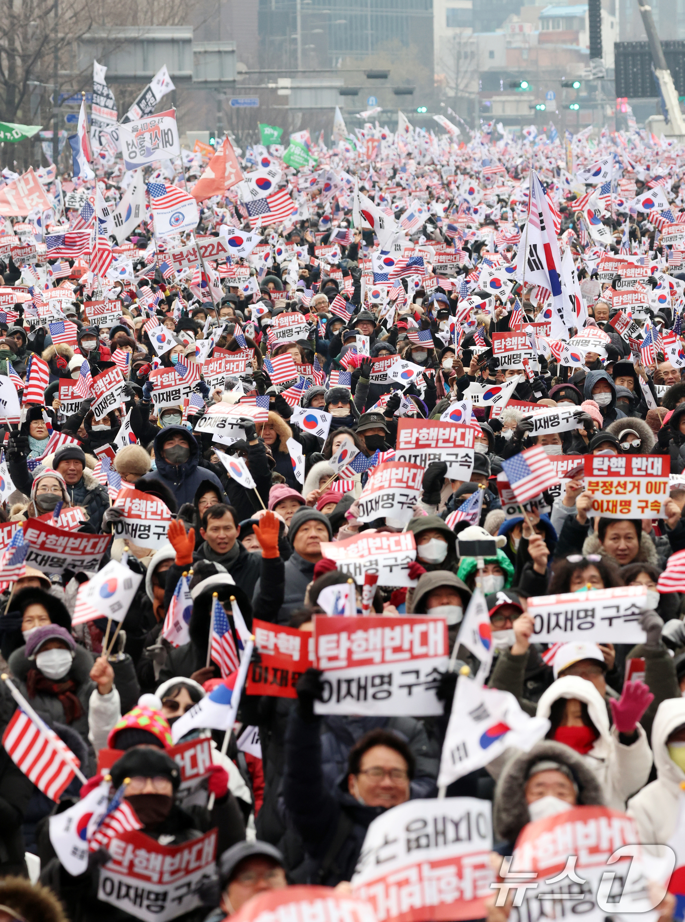 (서울=뉴스1) 김명섭 기자 = 21일 서울 종로구 광화문 동화면세점 앞에서 열린 대한민국바로세우기국민운동본부 주최 '대통령 탄핵 반대 자유민주주의 수호 광화문 국민혁명대회'에서 …