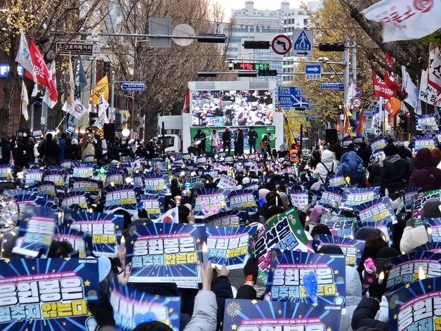 탄핵 가결 후 첫 주말, 다시 잡은 응원봉…부산서도 "윤석열 파면"