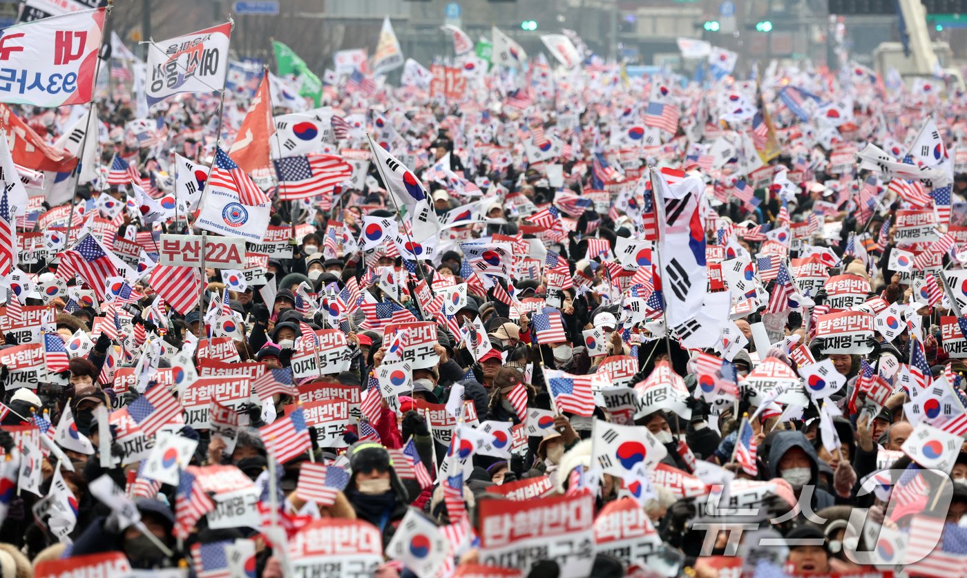 21일 서울 종로구 광화문 동화면세점 앞에서 열린 대한민국바로세우기국민운동본부 주최 &#39;대통령 탄핵 반대 자유민주주의 수호 광화문 국민혁명대회&#39;에서 참가자들이 구호를 외치고 있다. 2024.12.21/뉴스1 ⓒ News1 김명섭 기자