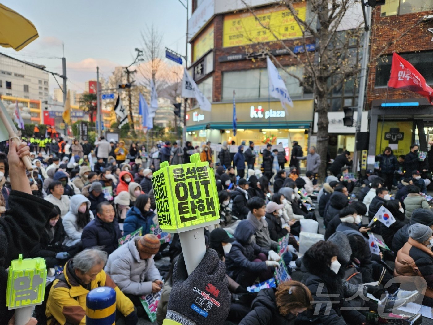 21일 부산 부산진구 서면 놀이마루 앞에서 열린 윤석열 구속·파면 부산시민대회에서 한 참가자가 &#39;윤석열 OUT 탄핵&#39;이라고 적힌 아이돌 응원봉을 흔들고 있다.2024.12.21/ 뉴스1 ⓒ News1 조아서 기자