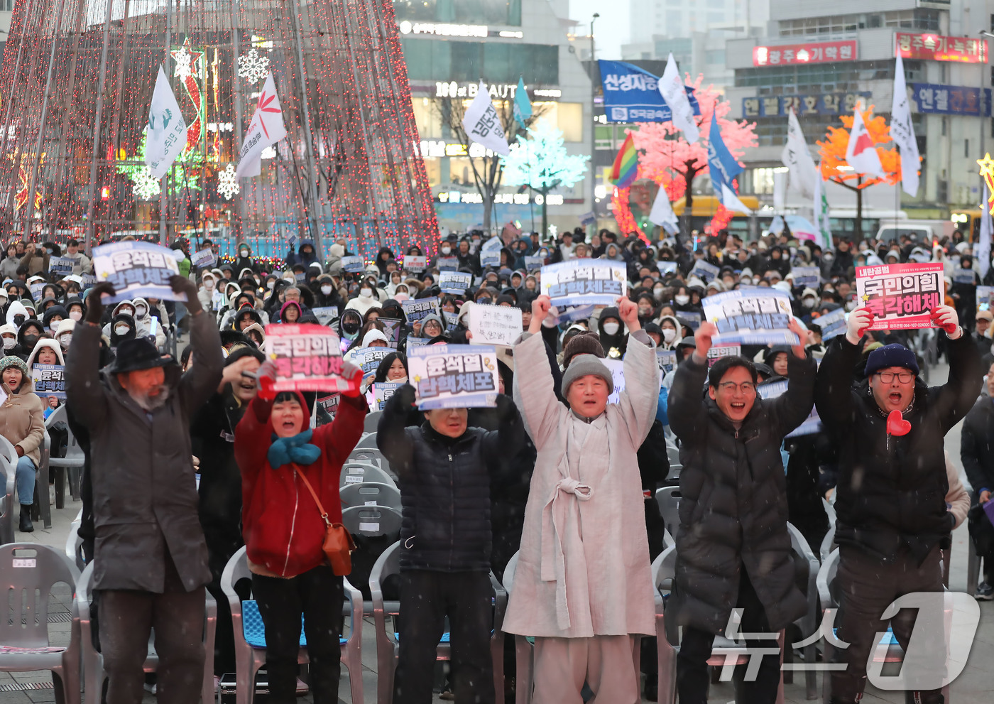 (광주=뉴스1) 박지현 기자 = 탄핵소추안 가결 후 첫 주말인 21일 광주 동구 5·18민주광장에서  '제7차 광주시민총궐기에 참여한 시민들이 "내란 수사와 파면"을 요구하며 구호 …