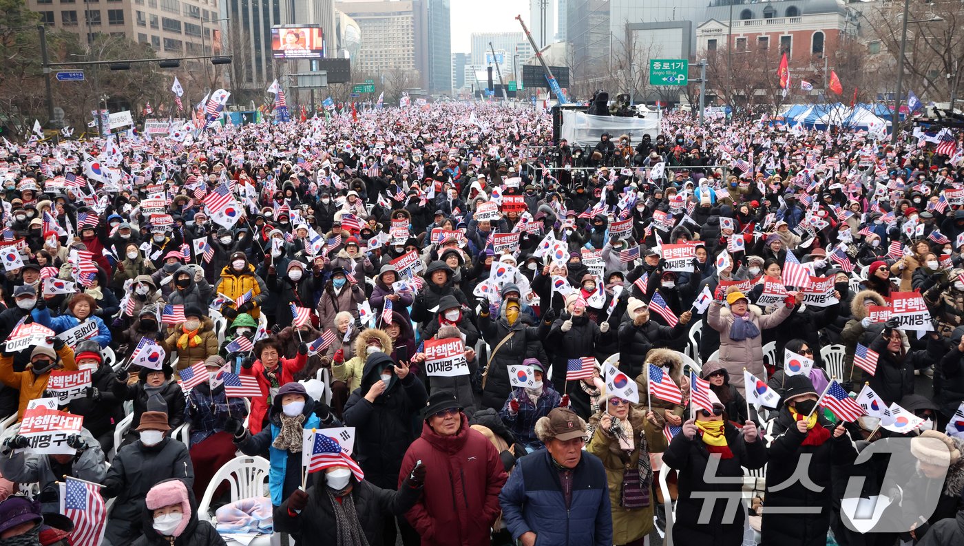 21일 서울 종로구 광화문 동화면세점 앞에서 열린 대한민국바로세우기국민운동본부 주최 &#39;대통령 탄핵 반대 자유민주주의 수호 광화문 국민혁명대회&#39;에서 참가자들이 구호를 외치고 있다. 2024.12.21/뉴스1 ⓒ News1 김명섭 기자