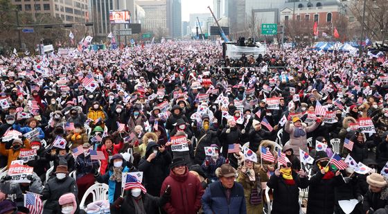 태극기 흔들며 탄핵반대 외치는 시민들