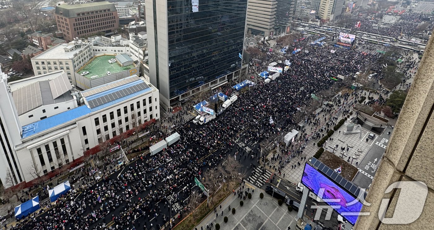 21일 서울 종로구 광화문 동화면세점 앞에서 열린 대한민국바로세우기국민운동본부 주최 &#39;대통령 탄핵 반대 자유민주주의 수호 광화문 국민혁명대회&#39;에서 참가자들이 구호를 외치고 있다. 2024.12.21/뉴스1 ⓒ News1 김명섭 기자